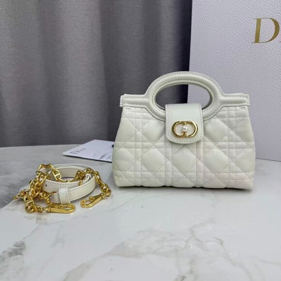 Classic DIOR Bag: A Stylish and Versatile Choice for Elegance - Picture 4 of 6